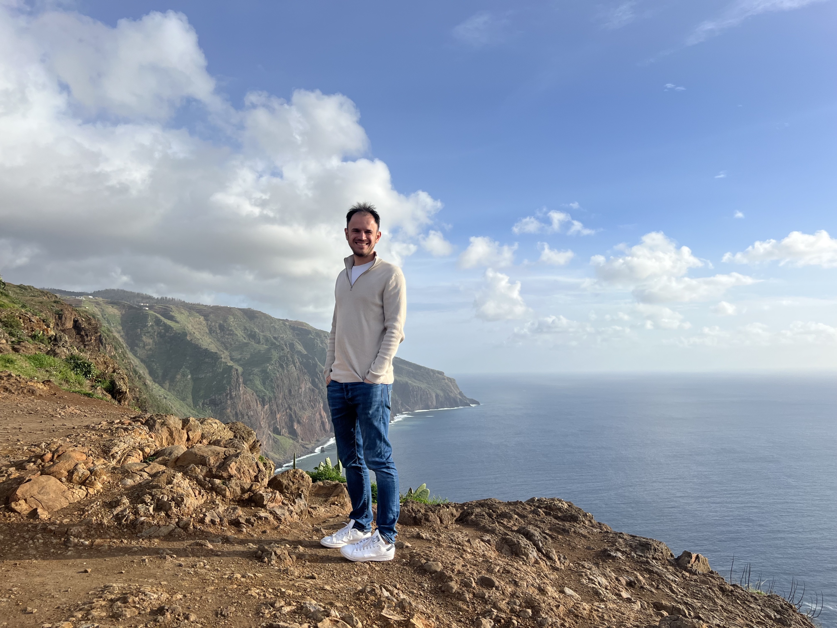 Daniel Gruber auf einem Küstenfelsen auf Madeira